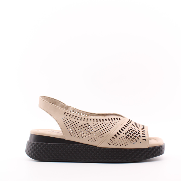 Бежевые босоножки на чёрной платформе MADELLA