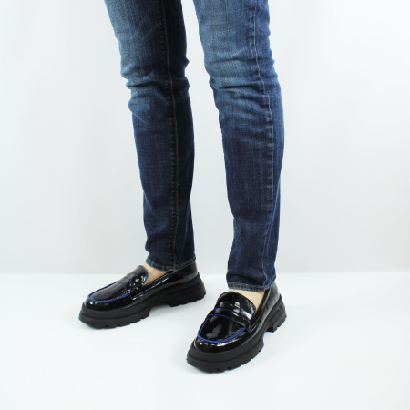 Лакированные лоферы MADELLA