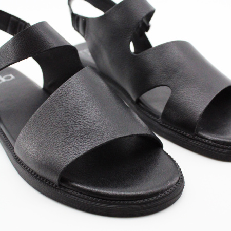 MADELLA  кожаные сандалии с асимметричными ремешками