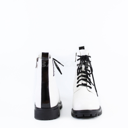 Белые ботинки с декором