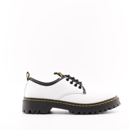 Белые полуботинки на черной подошве MADELLA