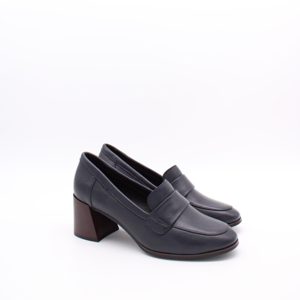 Лоферы на среднем каблуке MADELLA