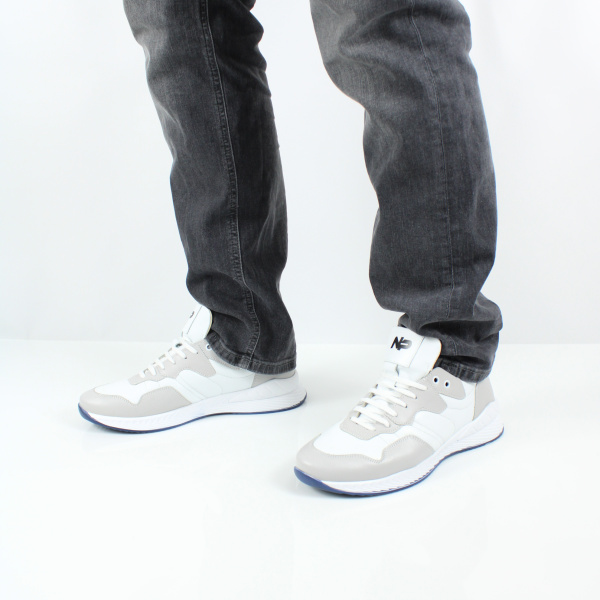 Серо-белые кроссовки с фирменным логотипом на запятнике NexPero