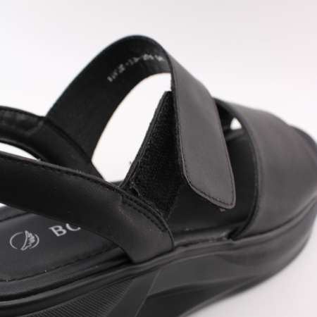 Босоножки на высокой танкетке LUKME