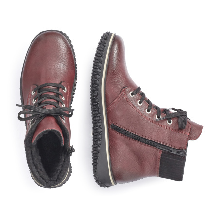 Бордовые ботинки