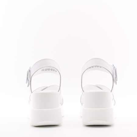 Босоножки на танкетке MADELLA