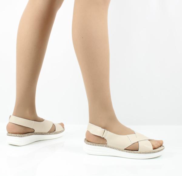 Светлые босоножки на танкетке BONAVI