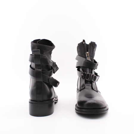 Ботинки с декоротивными ремнями