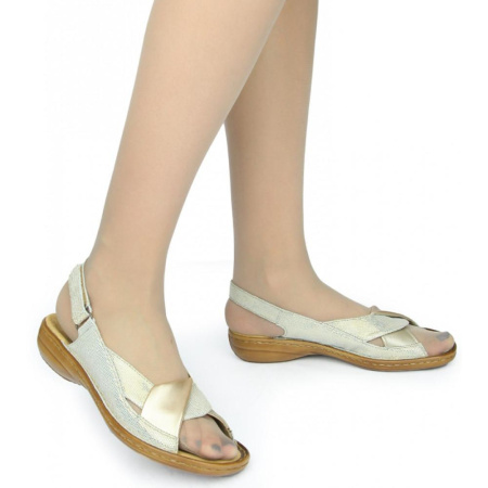 Золотистые сандалии 