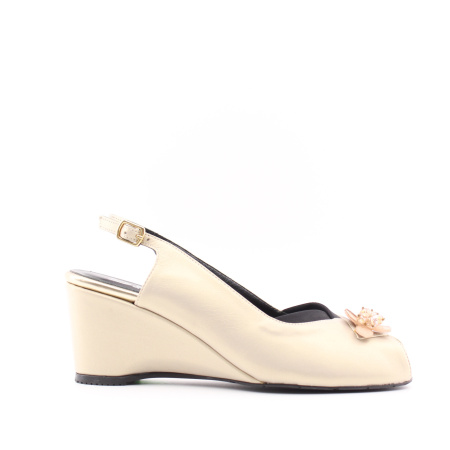 Перламутровые босоножки на танкетке с декоративными камнями SandM 