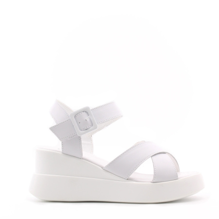 Босоножки на танкетке MADELLA