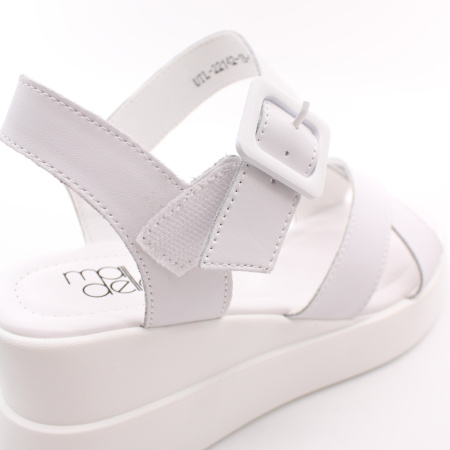 Босоножки на танкетке MADELLA