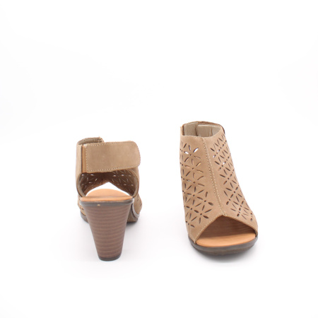 Босоножки с ажурной перфорацией