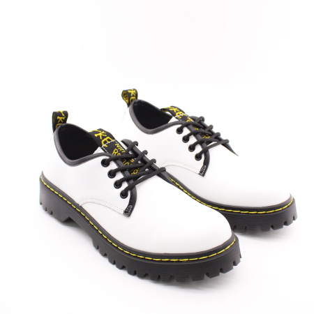 Белые полуботинки на черной подошве MADELLA