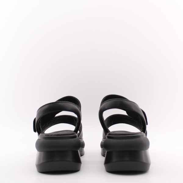 Босоножки на высокой танкетке LUKME