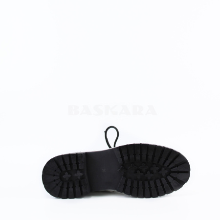 Белые ботинки с декором