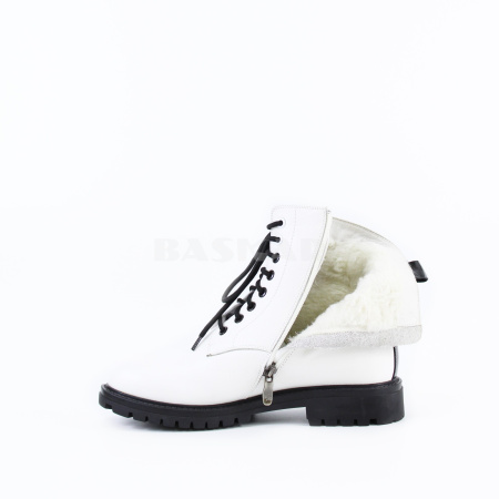 Белые ботинки с декором