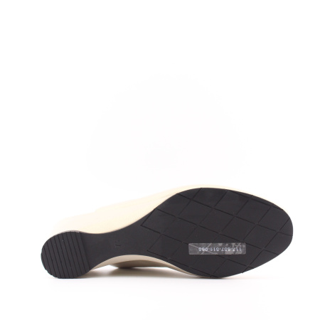 Перламутровые босоножки на танкетке с декоративными камнями SandM 