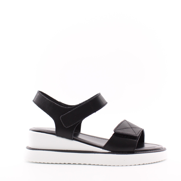 Чёрные босоножки на белой танкетке MADELLA