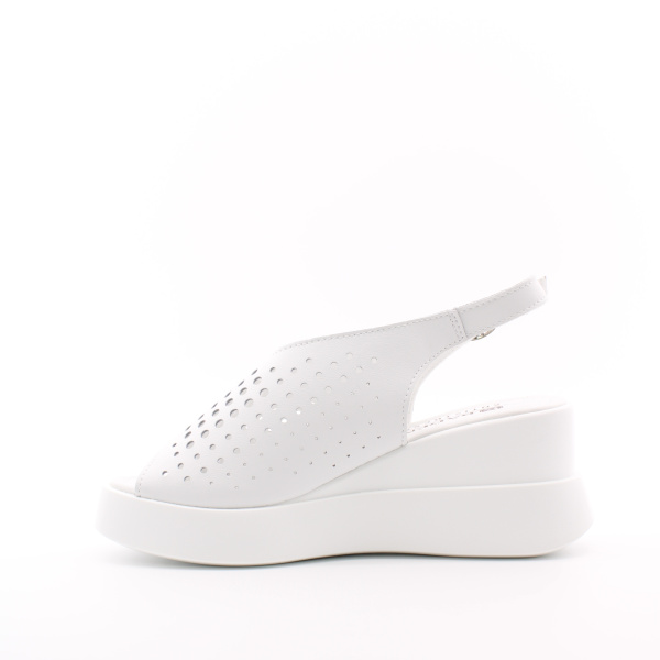 Белые босоножки на танкетке с круглой перфорацией BADEN