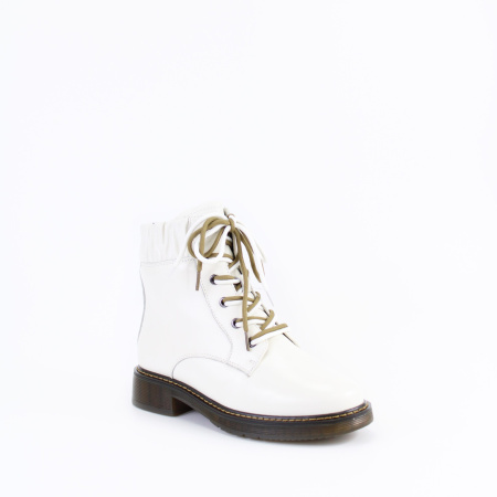 Ботинки с двухцветными шнурками