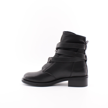 Ботинки с декоротивными ремнями