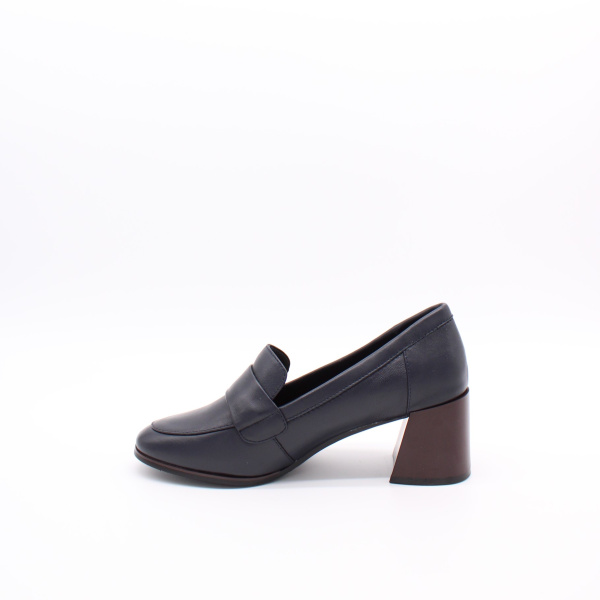 Лоферы на среднем каблуке MADELLA