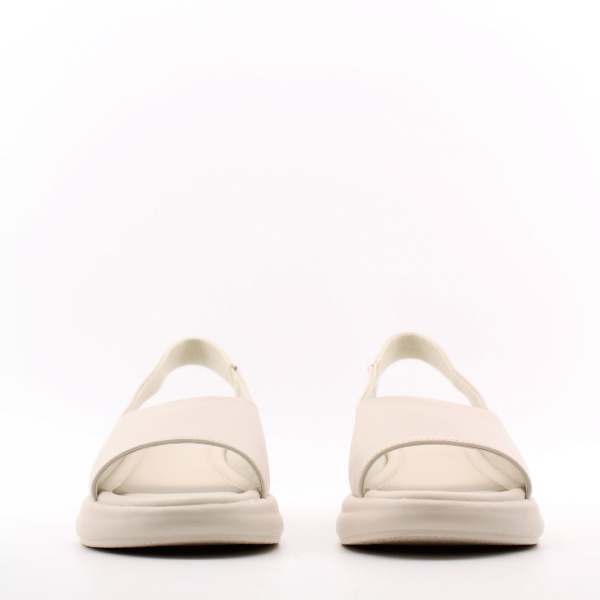 MADELLA босоножки бежевого цвета